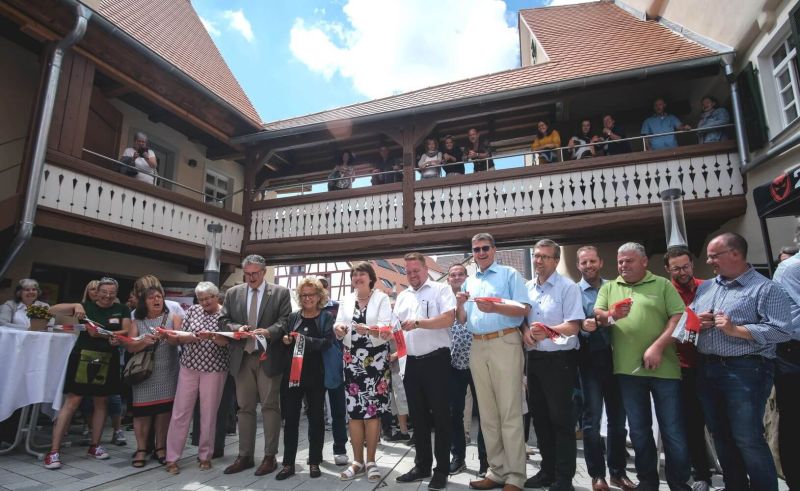 Einweihung des neu gestalteten Walddorfer Ortskerns mit Frau Bürgermeisterin Silke Höflinger, der Gemeinderäte und Ehrengäste