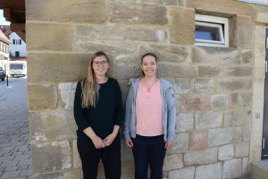 Kathrin Löffler (Leitung) und Jana Bade (Fachangestellte für Medien- und Informationsdienste) sind das neue Team der OchsoTHEK.