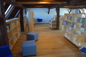 Kinder ab 9 Jahren und Jugendliche finden im 2. Obergeschoss Lesefutter.