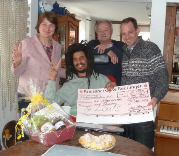 Auf dem Bild sehen wir von links Bürgermeisterin Silke Höflinger, Louis Debrah, Rainer Hampel als Vertreter des Bürgerautoteams und Jürgen Rueß, Mitarbeiter der Gemeindeverwaltung.