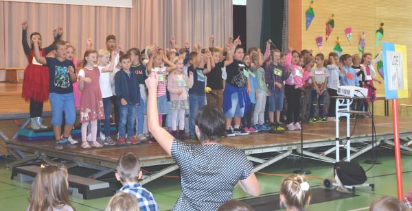 Bilder von der Enschulungsfeier 2023 der ABC-Schützen mit Bürgermeisterin Höflinger und Rektor Röckel