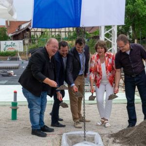 von links die Damen und Herren Jochen Schmid, Architekt des Planungsbüros Hartmaier und Partner, Marc Böhringer, Regionalleiter Bereich Altenhilfe, Arthur Schimanski, Geschäftsfeldleiter Bereich Altenhilfe, Bürgermeisterin Silke Höflinger und Michael Pete