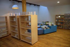 Der Kinderbereich nimmt langsam Form an. Hier findet man zukünftig Bilderbücher, Bücher für Kinder im Grundschulalter, Tonies, Kinderfilme, CDs und Brettspiele sowie einen Lesetisch und eine gemütliche Sitzecke zum Vor- und selber lesen.